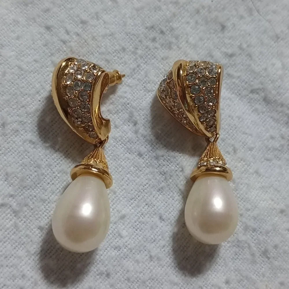Beautiful pearl drop earrings (E006)